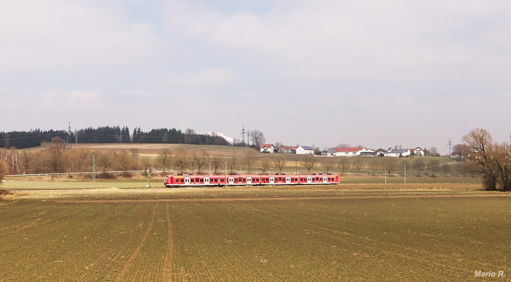 Die Triebwagen der Baureihe 425 sind seit Jahren Stammgast auf der KBS 930 und den RB-Leistungen Landshut-Freising. Am 4.4.2013 war ein unbekanntes Exemplar bei Marzling in Richtung Landshut unterwegs.