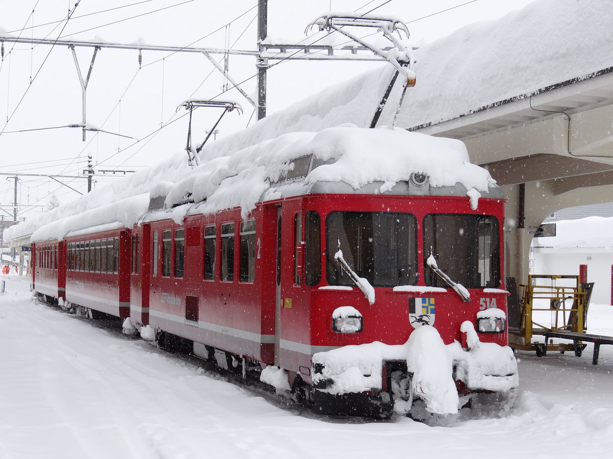 Die Triebwagen Be 4/4 514 im Bf. Davos Platz wartet die ende der Schienenerszatzverkehr infolge Schneesturm und Lawinengefahr, 14/01/2019