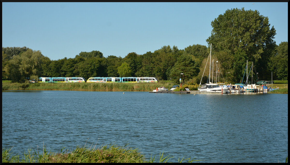 Die Triebwagen der Usedomer Bäderbahn (Baureihe 646) bekommen während des Sommerfahrplans Unterstützung durch die beiden Desiro 642 040 und 041 (DB Regio AG, Region Nordost, Rostock Hbf). Die folierten Fahrzeuge werben mit touristischen Motiven aus Mecklenburg-Vorpommern und konnten am 02.09.2023 auf der Ostseeinsel beim Seglerhafen im Rieck beobachtet werden. Normalerweise verkehren die VT 642 nicht auf dem Netz der UBB.