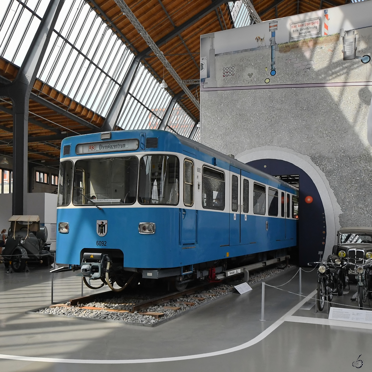Die Triebwagenhälfte 6092 der ersten Münchener U-Bahn stammt aus dem Jahr 1967 und ist im Verkehrszentrum des Deutsches Museums München ausgestellt. (August 2020) [Genehmigung liegt vor]