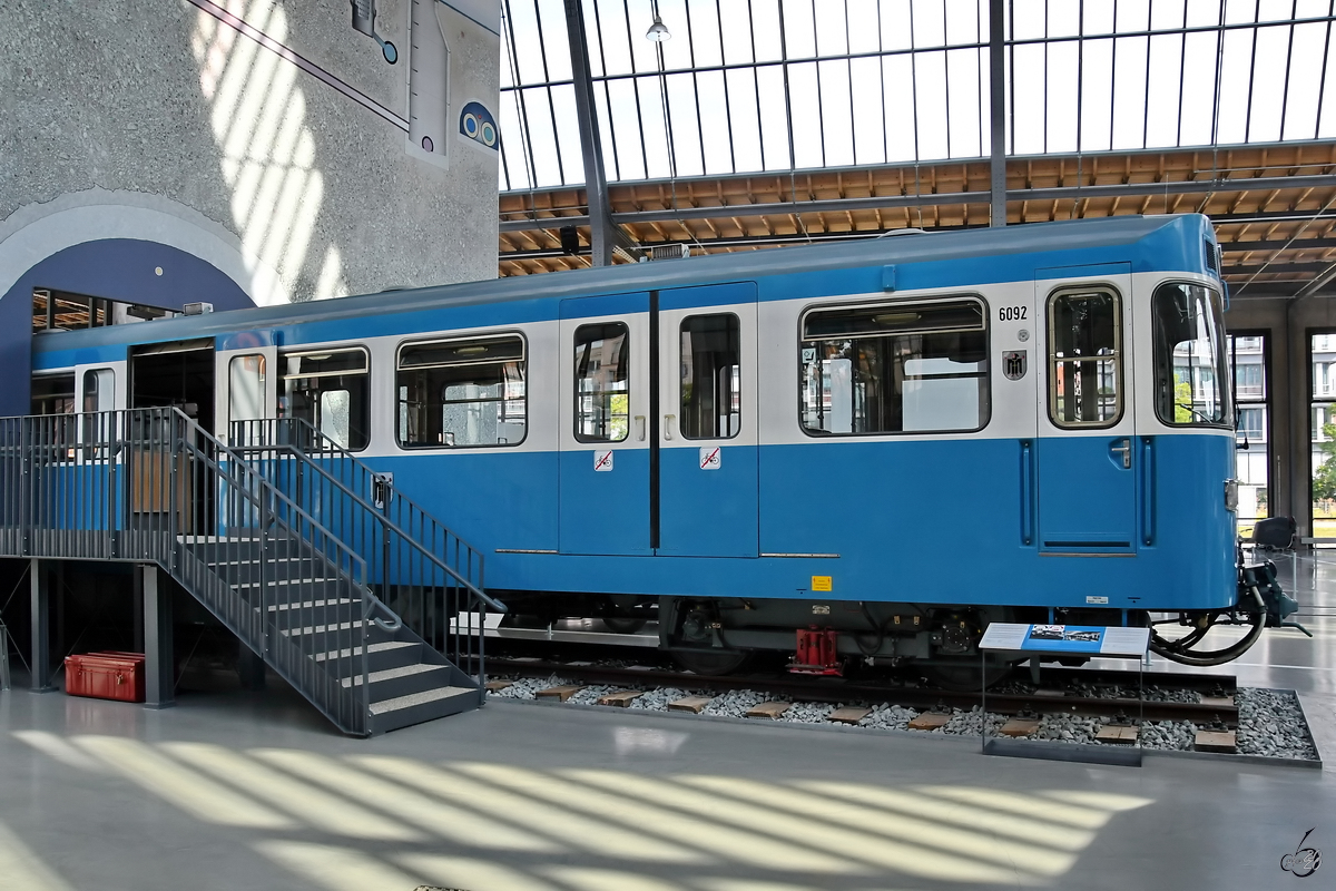 Die Triebwagenhälfte 6092 der ersten Münchener U-Bahn stammt aus dem Jahr 1967 und ist im Verkehrszentrum des Deutsches Museums München ausgestellt. (August 2020) [Genehmigung liegt vor]