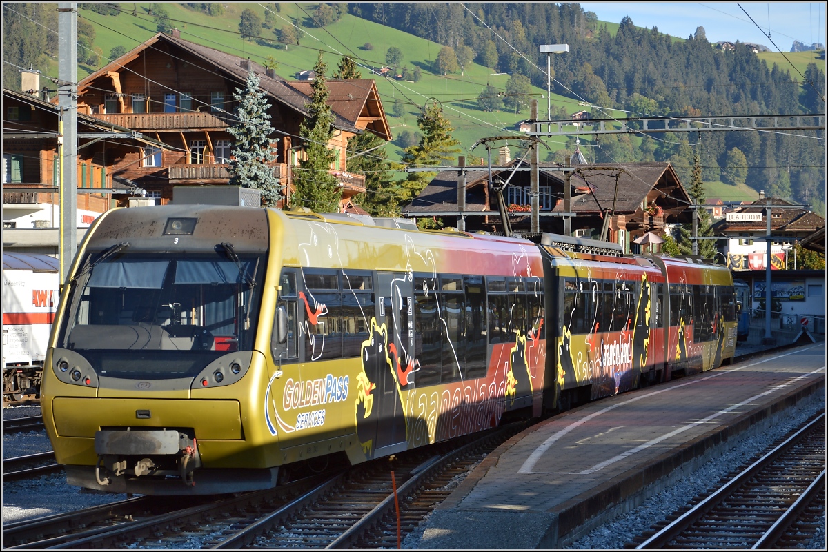 Die Triebwagenkombination ABt 343 - Be 4/4 5003 - Bt 243 in Zweisimmen. Ende der 70er Jahre von SIG und SAAS gebaut, hatte der Triebwagen einen Führerstand, der beim Umbau nach 2004 entfernt wurde. Der Triebwagen wird nun durch zwei Steuerwägen begleitet. Zweisimmen, September 2014.