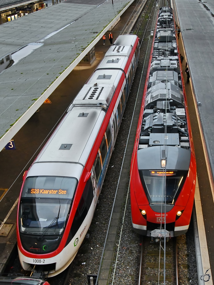 Die Triebzüge 1008-2 & 1440 803-3 im Februar 2021 beim Halt am Hauptbahnhof Wuppertal.