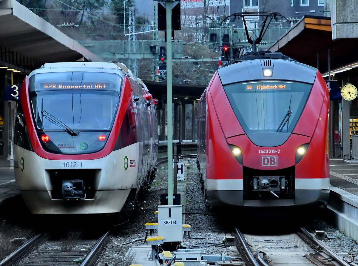 Die Triebzüge 1012-1 & 1440 318-2 im Februar 2021 beim Halt am Hauptbahnhof Wuppertal.