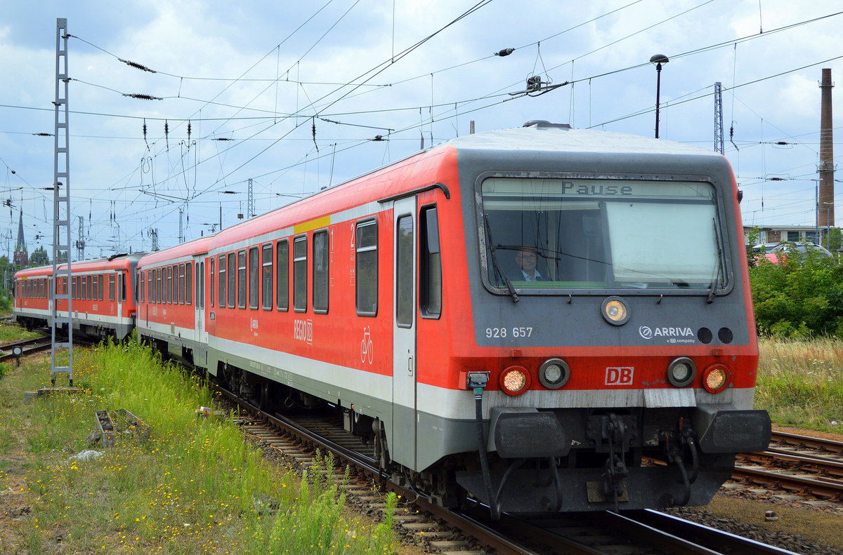 Die Triebzüge 928 657 + 928 656 sind aus Szczecin in Polen zurück und fahren zur Abstellung (Pause) in den Abstellbereich des Bf. Berlin-Lichtenberg, 10.07.18 
