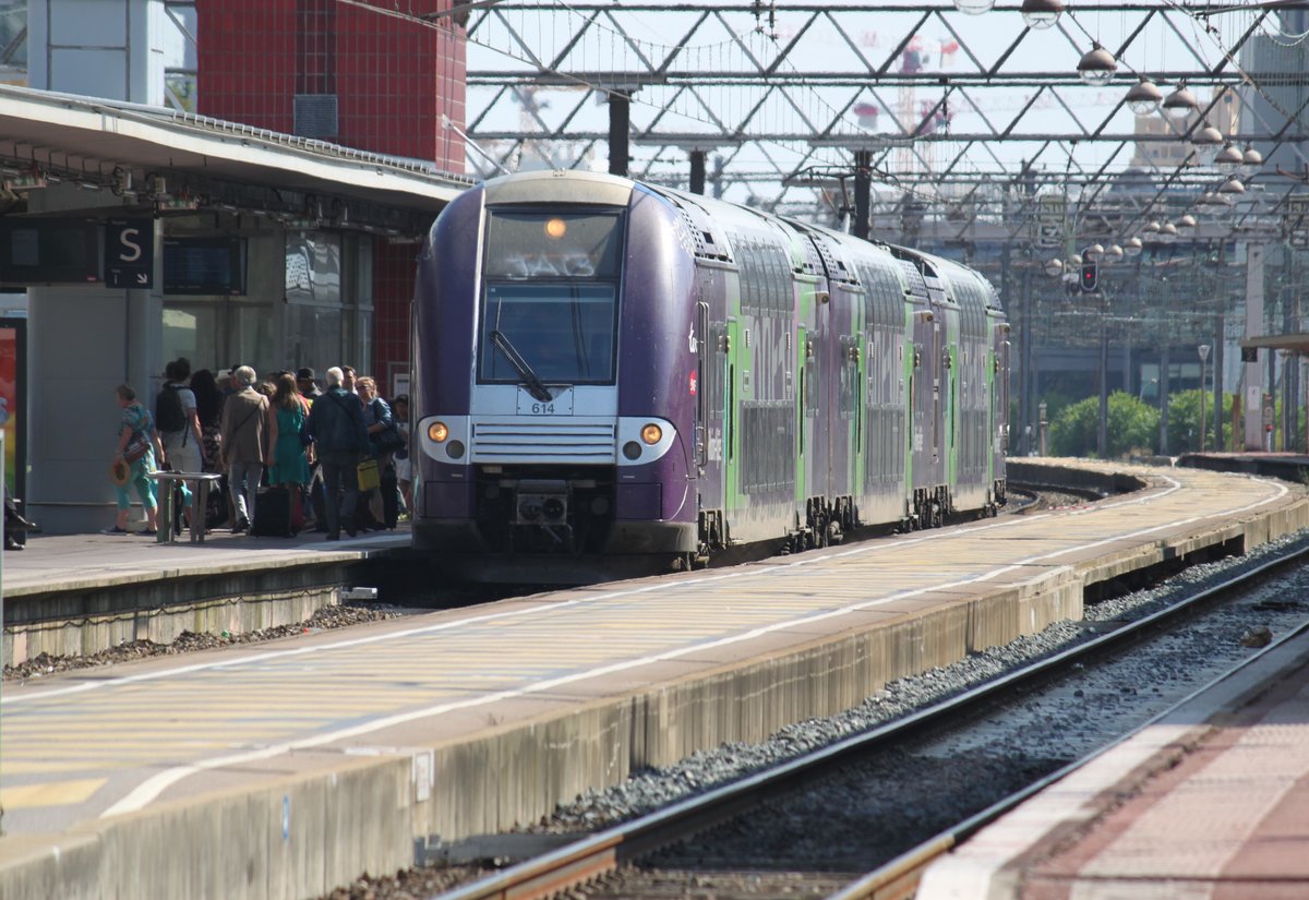 Die Triebzüge des Typs Coradia Duplex werden auch bei der TER Rhone-Alpes eingesetzt. So auch die Garnitur Nr.614, die am 17.08.2016 gerade den Bahnhof Lyon Part-Dieu erreicht hat.