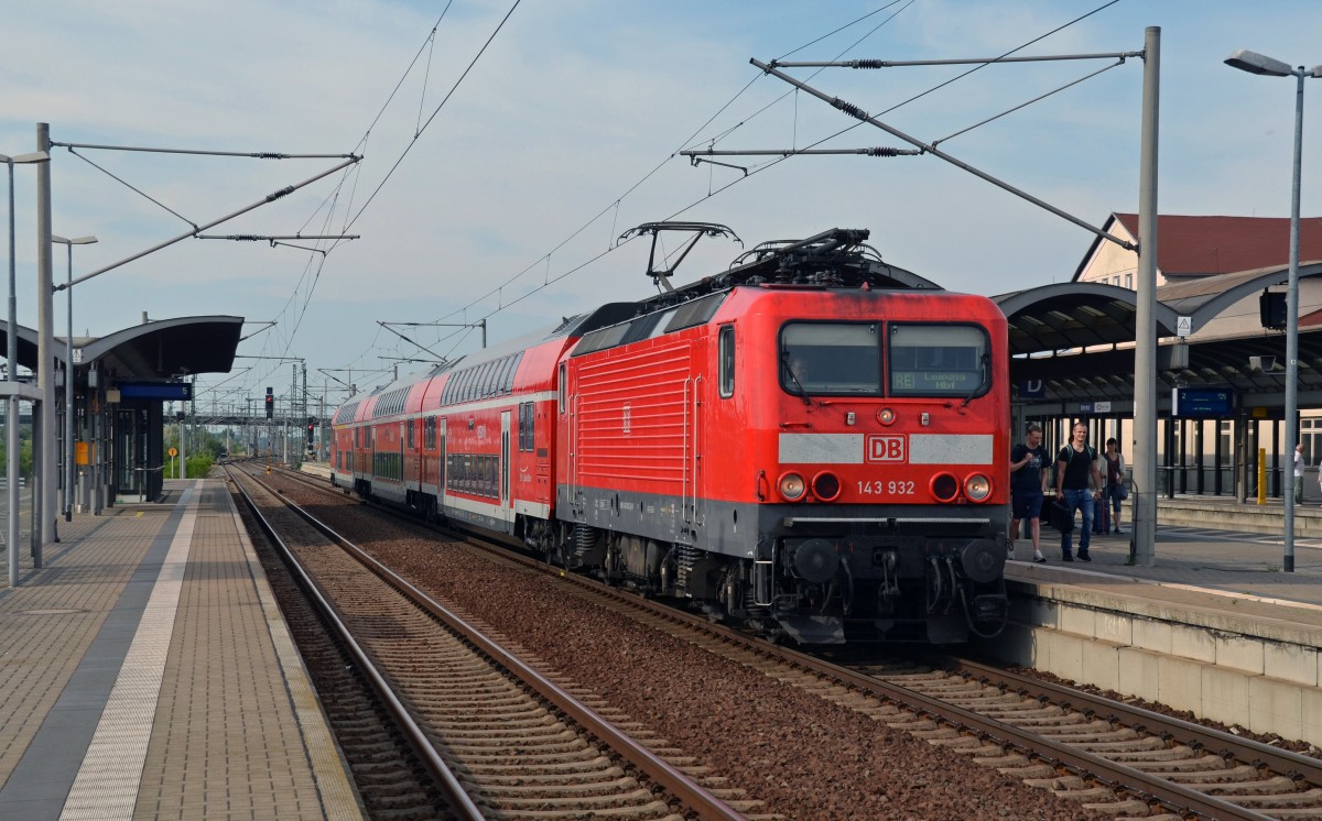 Die Trierer 143 932 beförderte am 14.06.15 einen RE von Magdeburg nach Leipzig. Hier verlässt sie mit ihrem RE Bitterfeld.