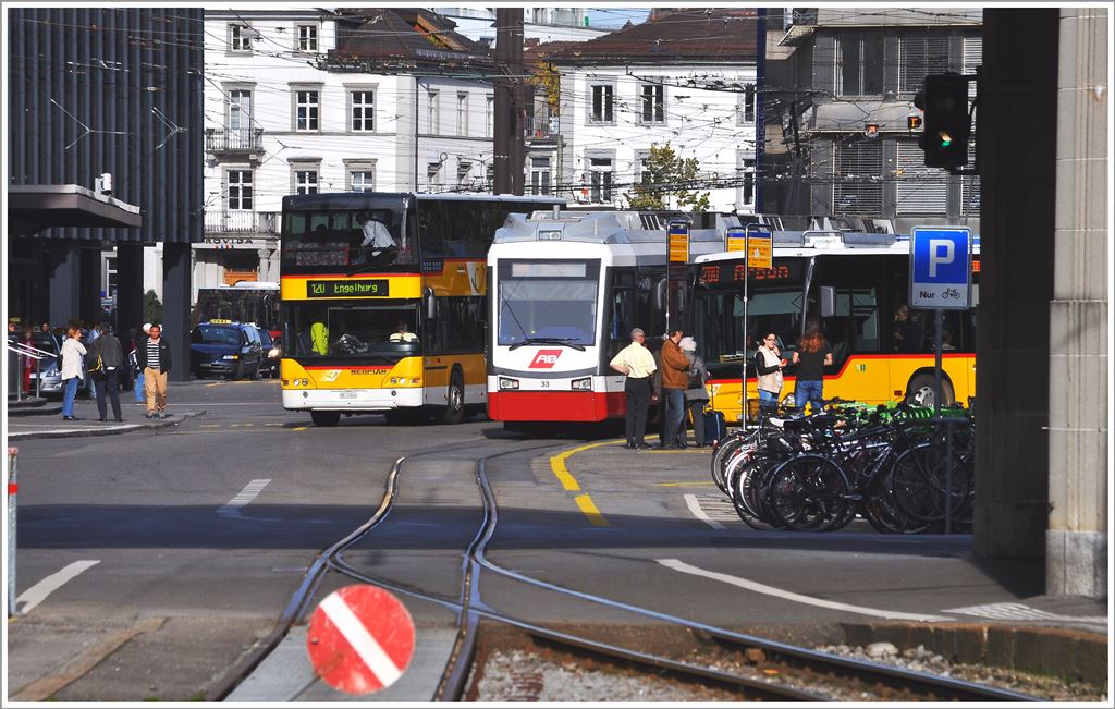 Die Trogenerbahn sucht sich ihren Weg durch das Gewhl auf dem St.Galler Bahnhofplatz. (21.10.2013)