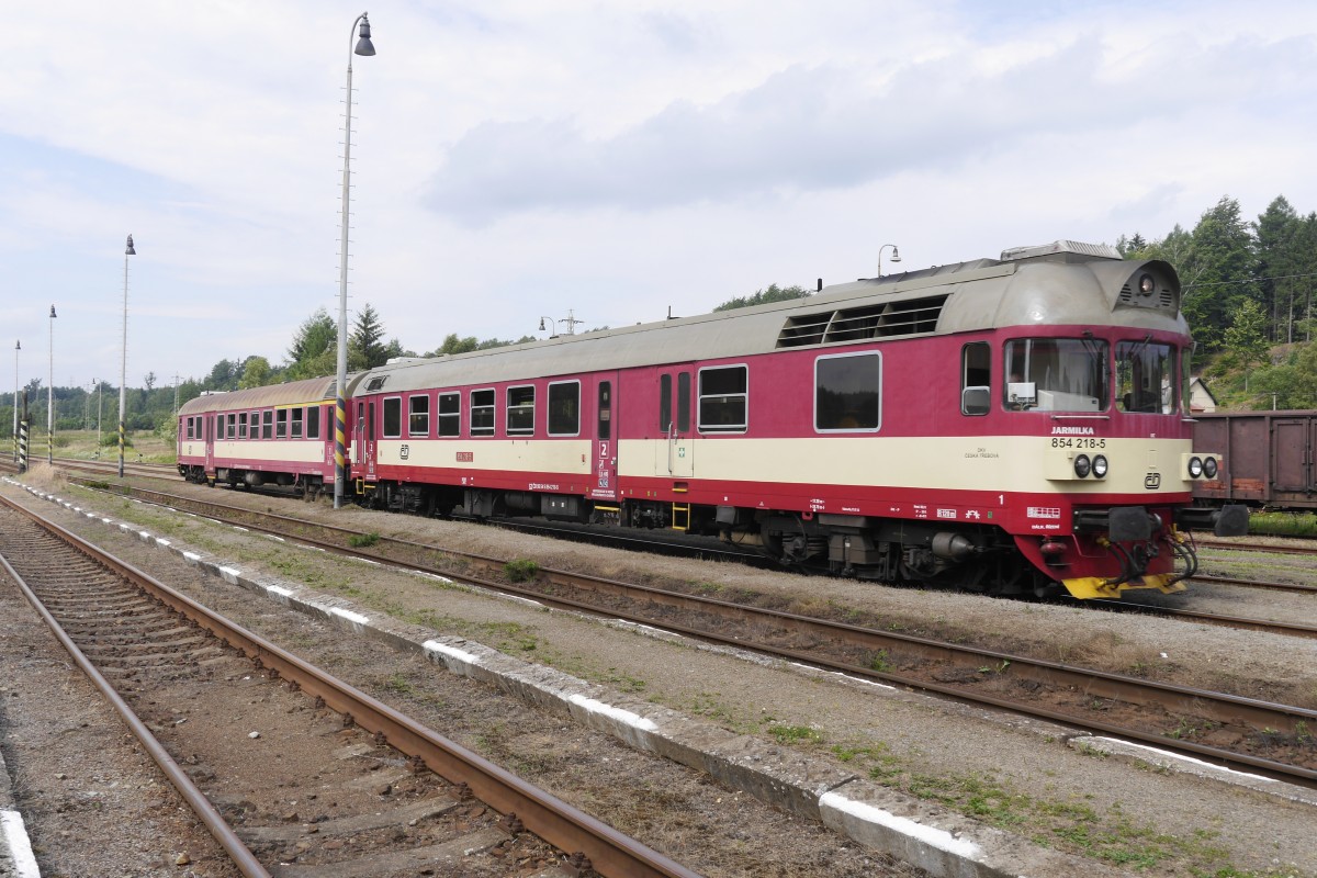 Die tschechische BR 854 (im Bild vom 8.7.14: 854 218-5 im Bahnhof Rybniste) ist ein Umbau aus zwei älteren Baureihen. Im grenznahen Bereich zwischen Rumburk und Decin wird sie wohl bald von den PESA- Haien  verdrängt werden.