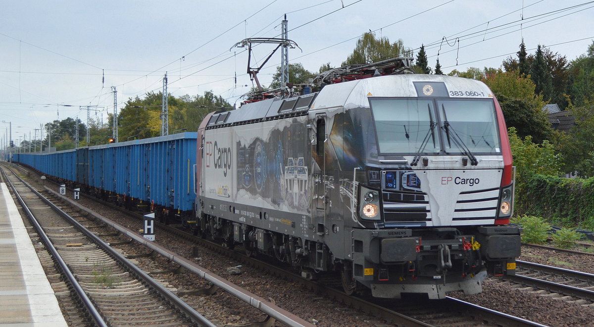 Die tschechische EP Cargo a.s., Ostrava [CZ] mit  383 060  [NVR-Nummer: 91 54 7383 060-1 CZ-LTEU] und einem Ganzzug offener Güterwagen am 25.09.19 Berlin Hirschgarten.