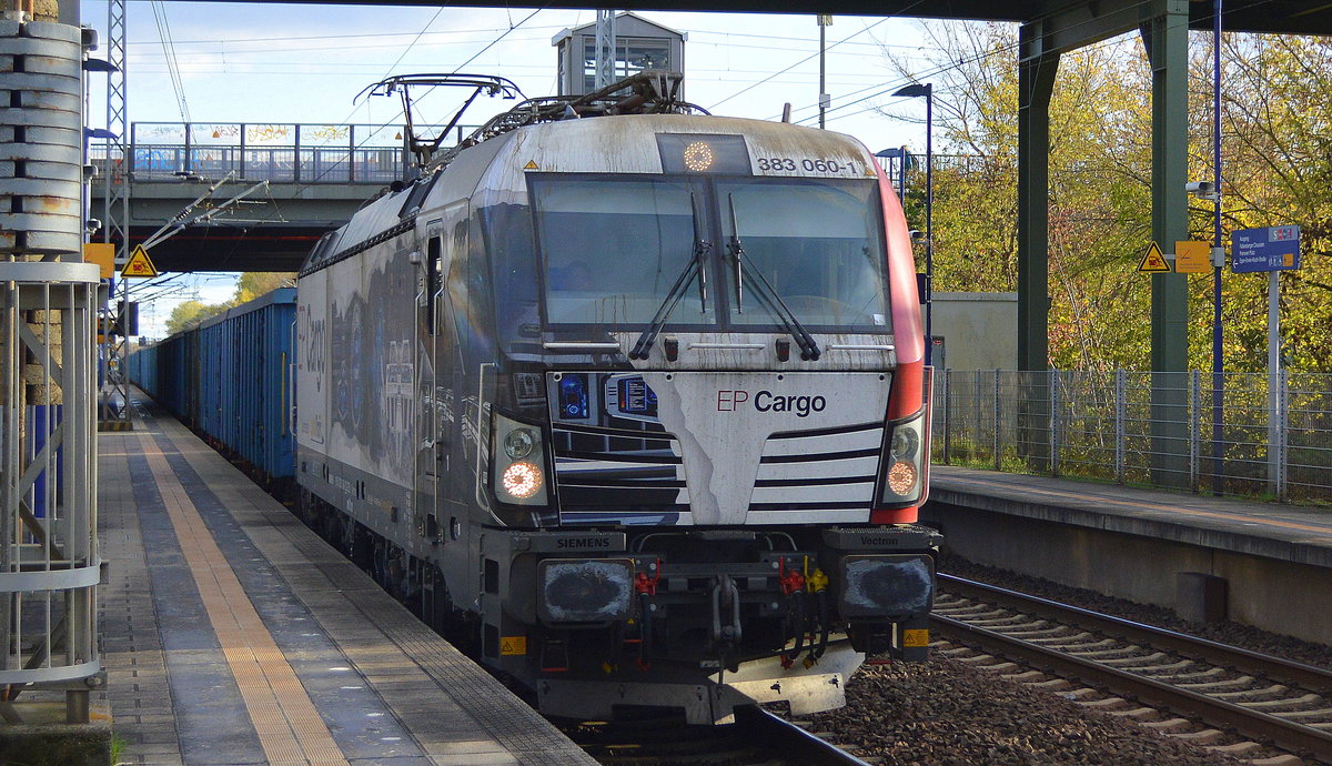 Die tschechische EP Cargo a.s., Ostrava [CZ] im Eunsatz für LokoTrain s.r.o. mit  383 060  [NVR-Nummer: 91 54 7383 060-1 CZ-LTEU] mit Ganzzug offener Drehgestell-Güterwagen mit Kohle aus Polen beladen am 30.10.19 Bf. Berlin-Hohenschönhausen. 
