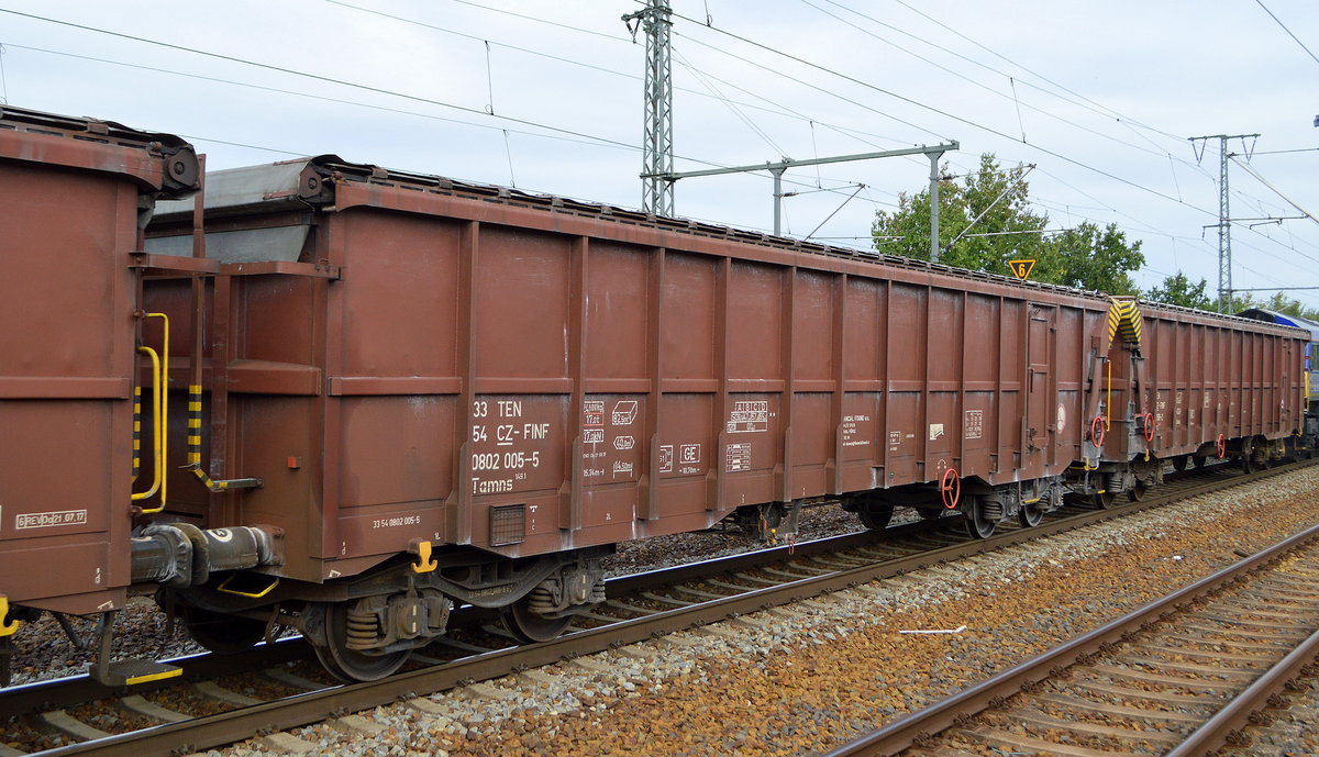 Die tschechische Financial Found a.s als Einsteller dieses Drehgestellwagens mit Rolldach mit der Nr. 33 TEN 54 CZ-FINF 0802 005-5 Tamns 419.1 in einem Ganzzug zum Transport von Kreide aus Rügen im Einsatz am 08.09.20 Bf. Golm (Potsdam).