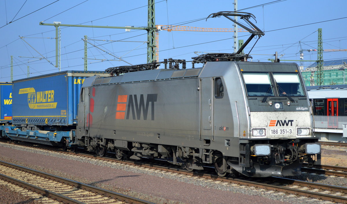 Die tschechische  PKP CARGO INTERNATIONAL a.s. | AWT  mit der akiem Lok   186 351-3  [NVR-Number: 91 80 6186 351-3 D-AKIEM] und KLV-Zug (LKW WALTER Trailer) am 21.03.19 Durchfahrt Magdeburg Hbf.