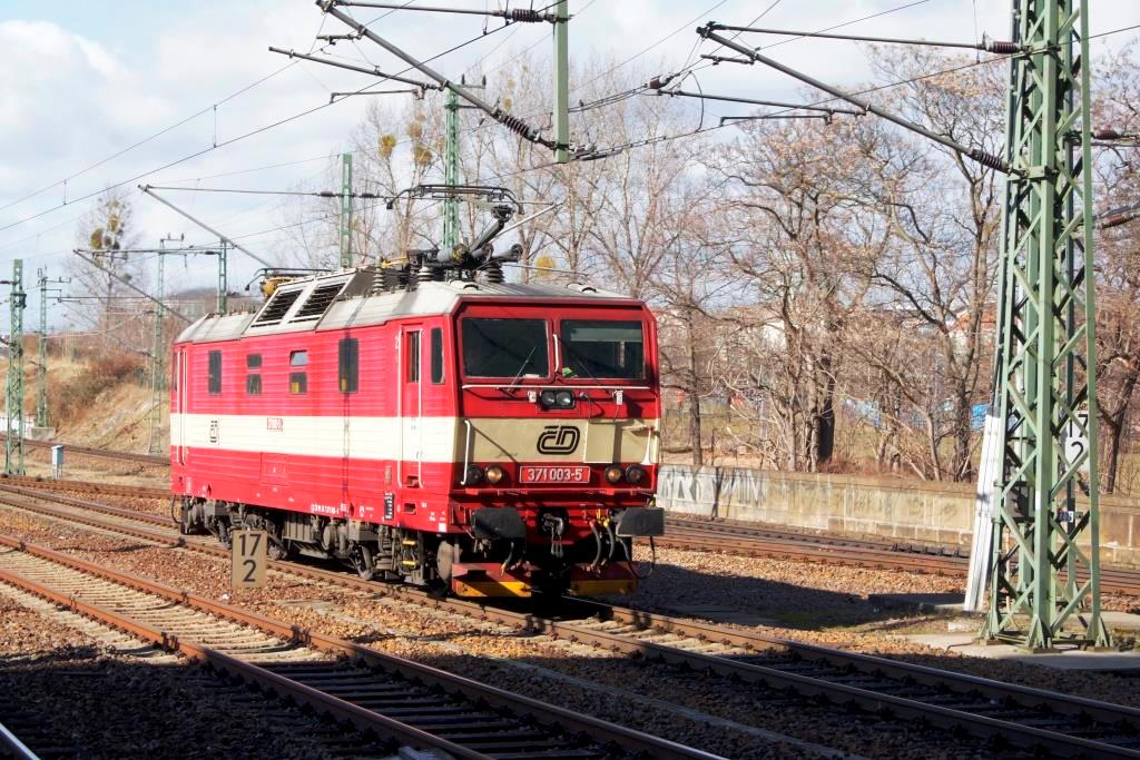Die tschechische Schnellzuglokomotive 371 003-5  Jana  durchfährt am 03.03.2015 den Dresdener Hbf nachdem sie den EC 378 aus Bratislava nach Dresden gebracht hatte und nun auf die andere Seite des Hauptbahnhofs fährt um dort in 2 Stunden den nächsten EC aus Berlin ins Nachbarland zu bringen.