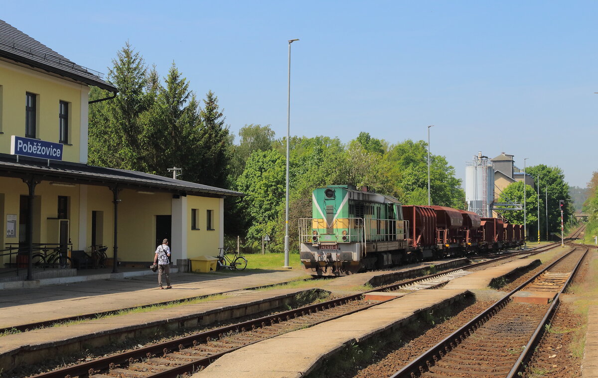 Die TSS 742 535 mit einem Schotterzug zum Beladen im Ladegleis im Bahnhof Pobezovice, dieser wurde am Nachmittag dann über Stankov nach Plzen gebracht. Aufgenommen 22.05.2023 Am Folgetag wurde mit der Lok und dem Zug bei Nebanice an der Trat 130 geschottert. 