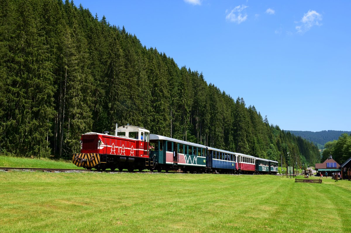 Die TU45 001 mit dem Zug von Čierny Balog nach Lesnícky Skanzen Vydrovo Endbahnhof bei der Durchfahrt im Freilichtmuseum.
Vydrovo, 05.07.2020. 