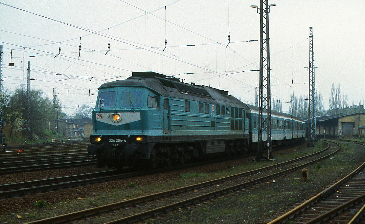 Die türkis lackierte 234 304-4 verlässt im April 1997 den Bahnhof Döbeln