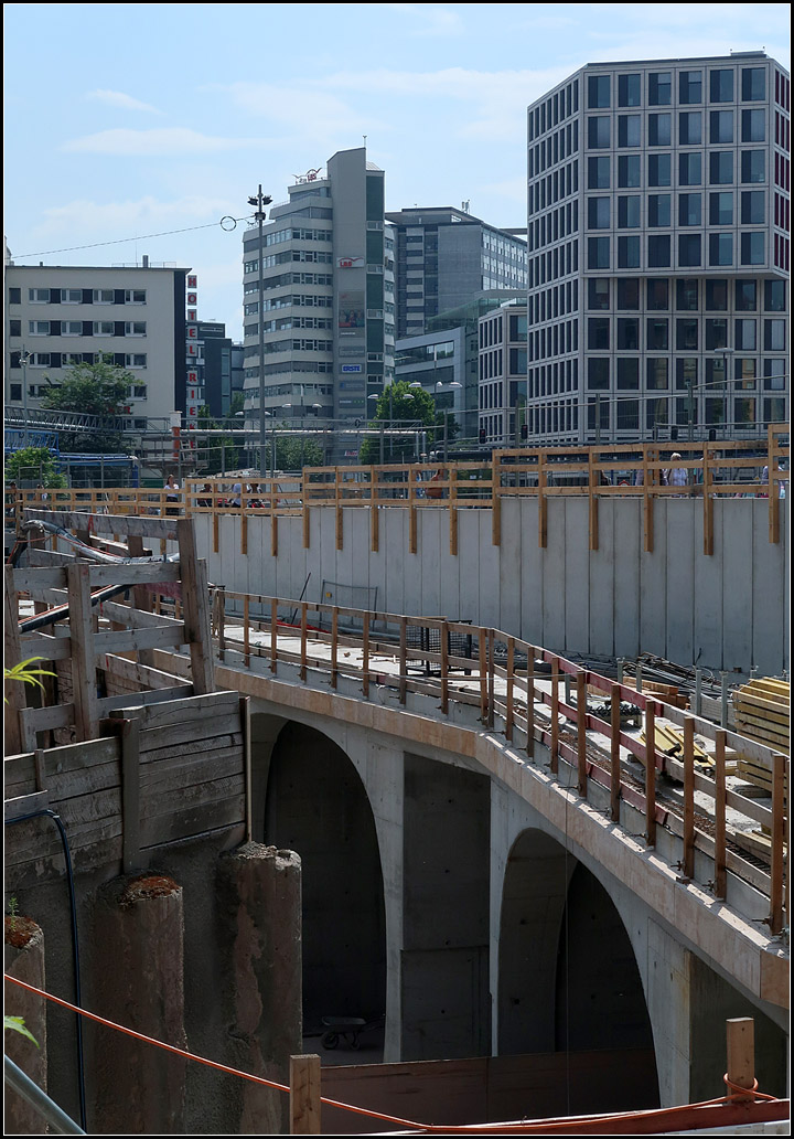 Die Tunnelportale am Nordkopf -

Auf dem Bild sind zwei der zukünftig fünf Tunnelportale am nordwestlichen Ende der neuen Bahnsteige erkennbar. Die Öffnung dazwischen wird die Fluchtwege aufnehmen. Hier gab es lange Diskussionen, mehrere gläserne Fluchttreppenhäuser auf die Bahnsteige gestellt werden, oder ob die Fluchtwege an das Ende der Bahnsteige gelegt werden, wozu man sich inzwischen entschieden hat. Dadurch sind die Wege zu den Notausgänge schon recht weit und man muss auch bedenken. dass der Fluchtweg an diesem Bahnsteigende etlich Meter höher liegt, als auf der anderen Seite bedingt durch die Schieflage des Bahnhofes. Im Brandfall wird also dieser Bahnhofsteil vermutlich früher verraucht sein...

29.06.2018 (M)

