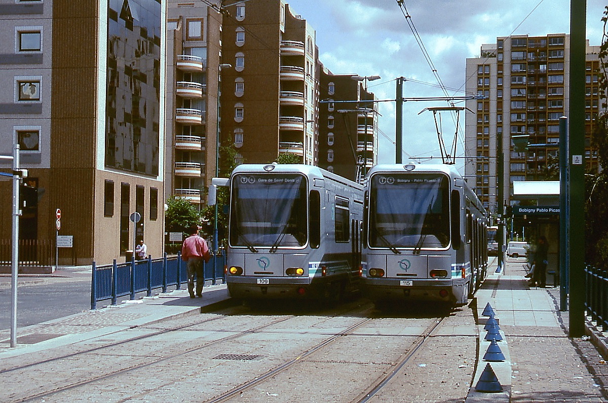Die Tw 109 und 115 der Straßenbahn der Ile de France treffen sich im Sommer 1993 in der damaligen Endhaltestelle Bobigny Pablo Picasso