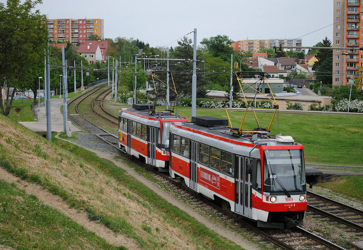 Die Tw. 1669 und 1670 der Reihe T3R waren ursprünglich für die russische Stadt Samara vorgesehen, konnten dort aber aufgrund fehlender finanzieller Mittel nicht übernommen werden  und gelangten in weiterer Folge nach Brünn, wo sie am 15.05.2015 bei der Zwischenendstelle Bohunice Smermova abgelichtet wurden.