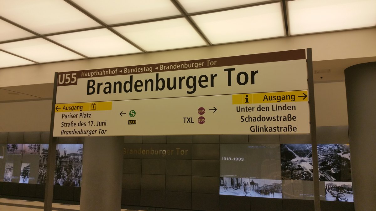 Die U-Bahn Linie 55 in Berlin ist auch bekannt als Kanzlerlinie. Diese Linie verbindet auf ihrer 1,8 Kilometer kurzen Fahrt das Brandenburger Tor mit dem Bundestag und dem Berliner Hauptbahnhof. Aufgenommen am 22.8.2017