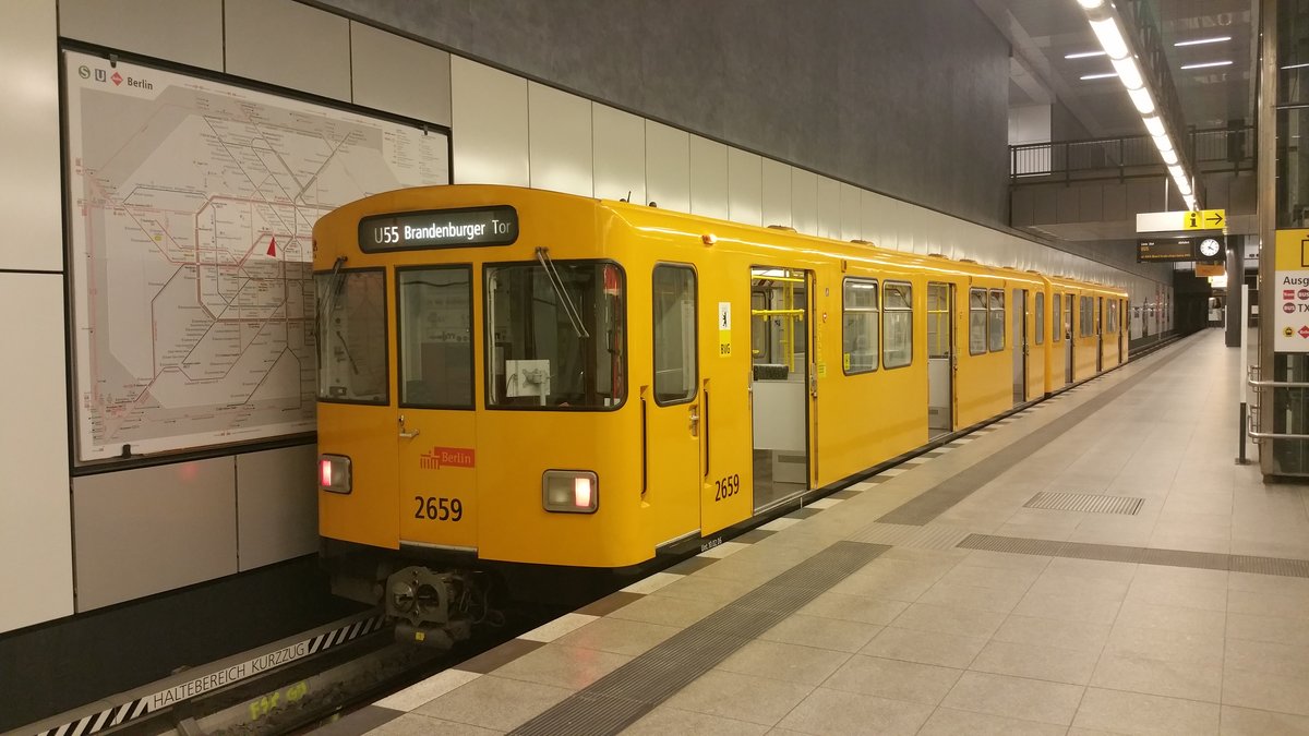 Die U-Bahn Linie 55 in Berlin ist auch bekannt als Kanzlerlinie. Diese Linie verbindet auf ihrer 1,8 Kilometer kurzen Fahrt das Brandenburger Tor mit dem Bundestag und dem Berliner Hauptbahnhof. Aufgenommen am 22.8.2017