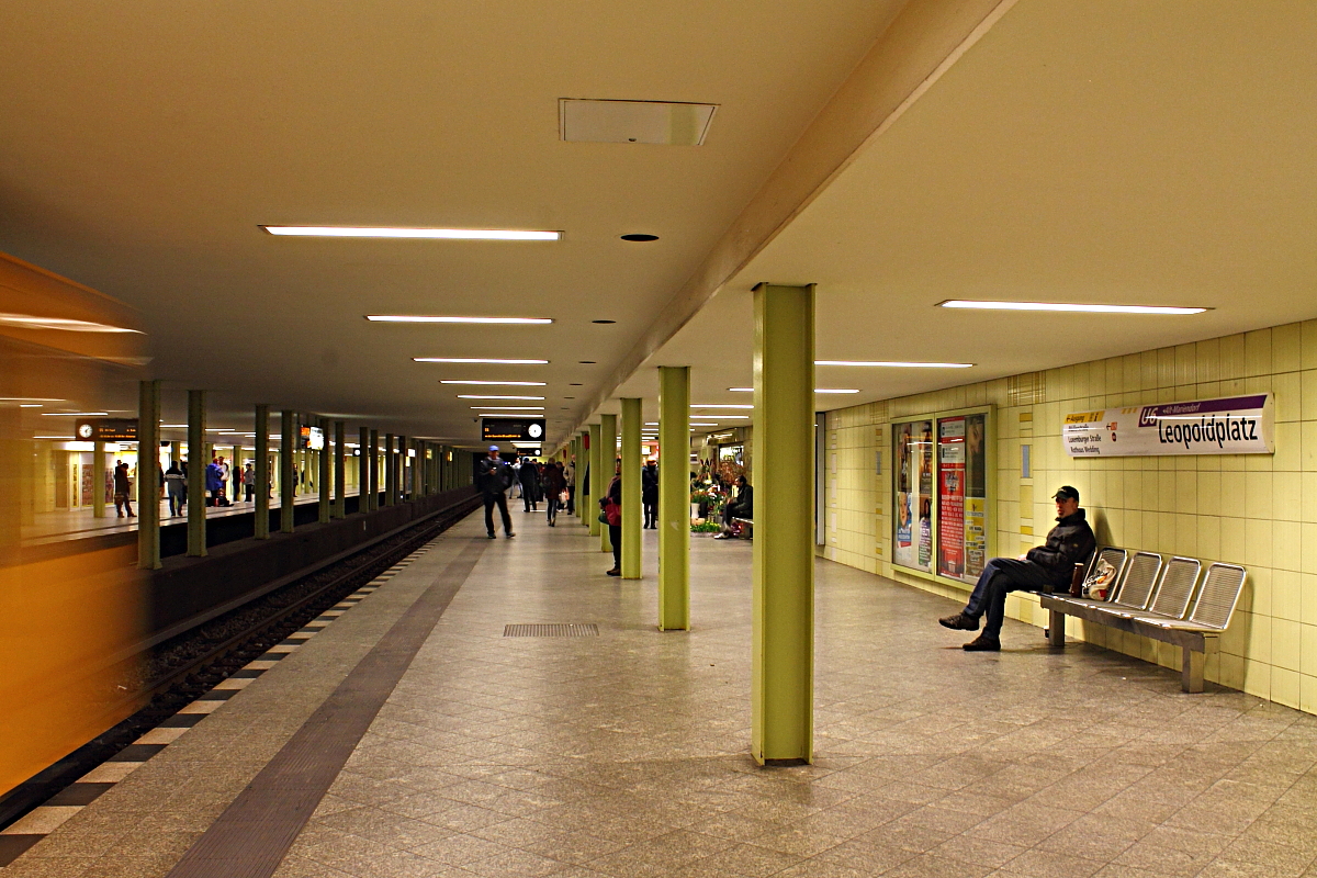 Die U-Bahn-Station Leopoldplatz an der Linie U 6 am 28.02.2016.
Am 8. März 1923 wurde der U-Bahnhof der damaligen Linie C eröffnet, mit der Erweiterung der Linie U 9 in den Jahren 1959 bis 1961 zum Kreuzungsbahnhof.
