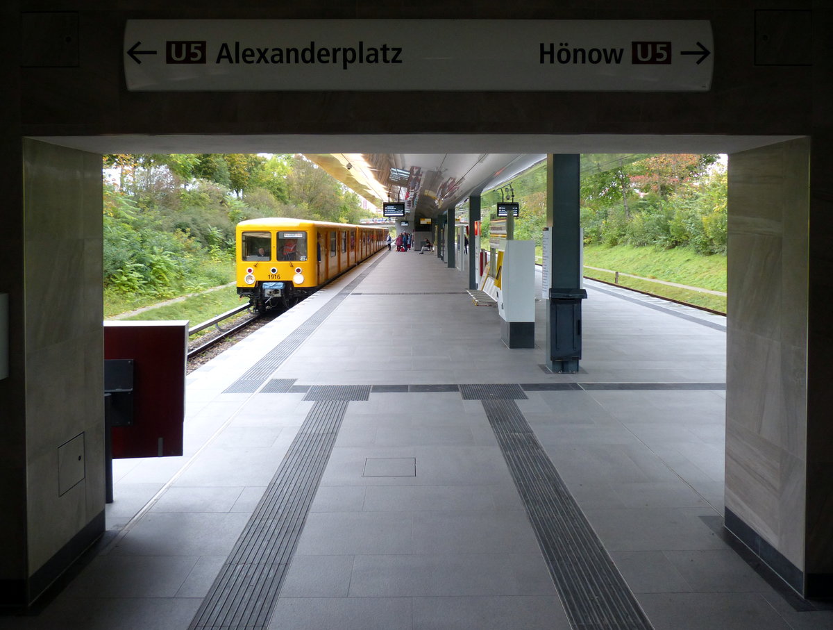 Die U-Bahnlinie U5, früher Linie E, war die einzige Großprofil-Linie in Ost-Berlin. Sie wurde 1930 eröffnet (Alexanderplatz - Friedrichsfelde) und 1973 bis Tierpark, 1988 bis Elsterwerdaer Platz und 1989 bis Hönow erweitert. Das Foto zeigt den frisch aufgearbeiteten historischen Zug der Reihe E III, der auf dieser Strecke früher so typisch war. 7.10.2017, U-Bhf Kienberg (Gärten der Welt), Berlin.