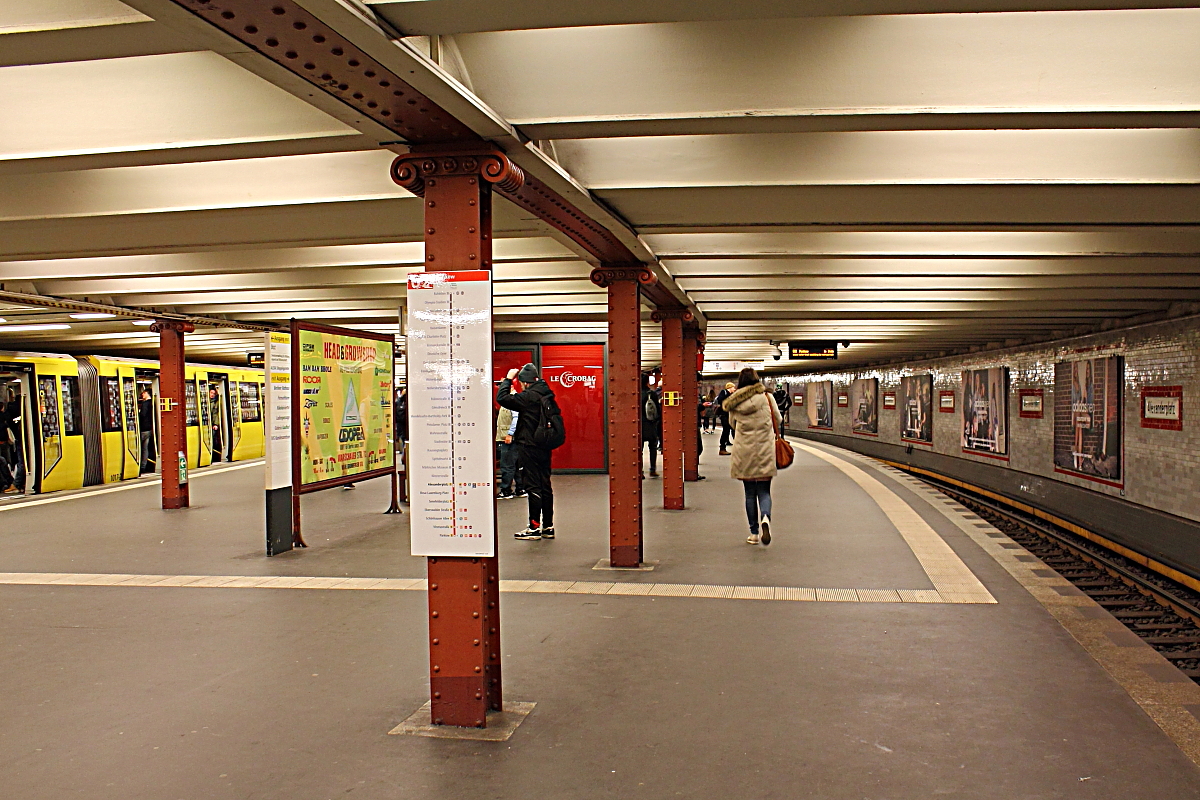 Die U-Bahnstation Alexanderplatz an der U 2 am 27.02.2016.
Die Station wurde zwischen 1910 und 1913 erbaut und am 1. Juli 1913 eröffnet.
