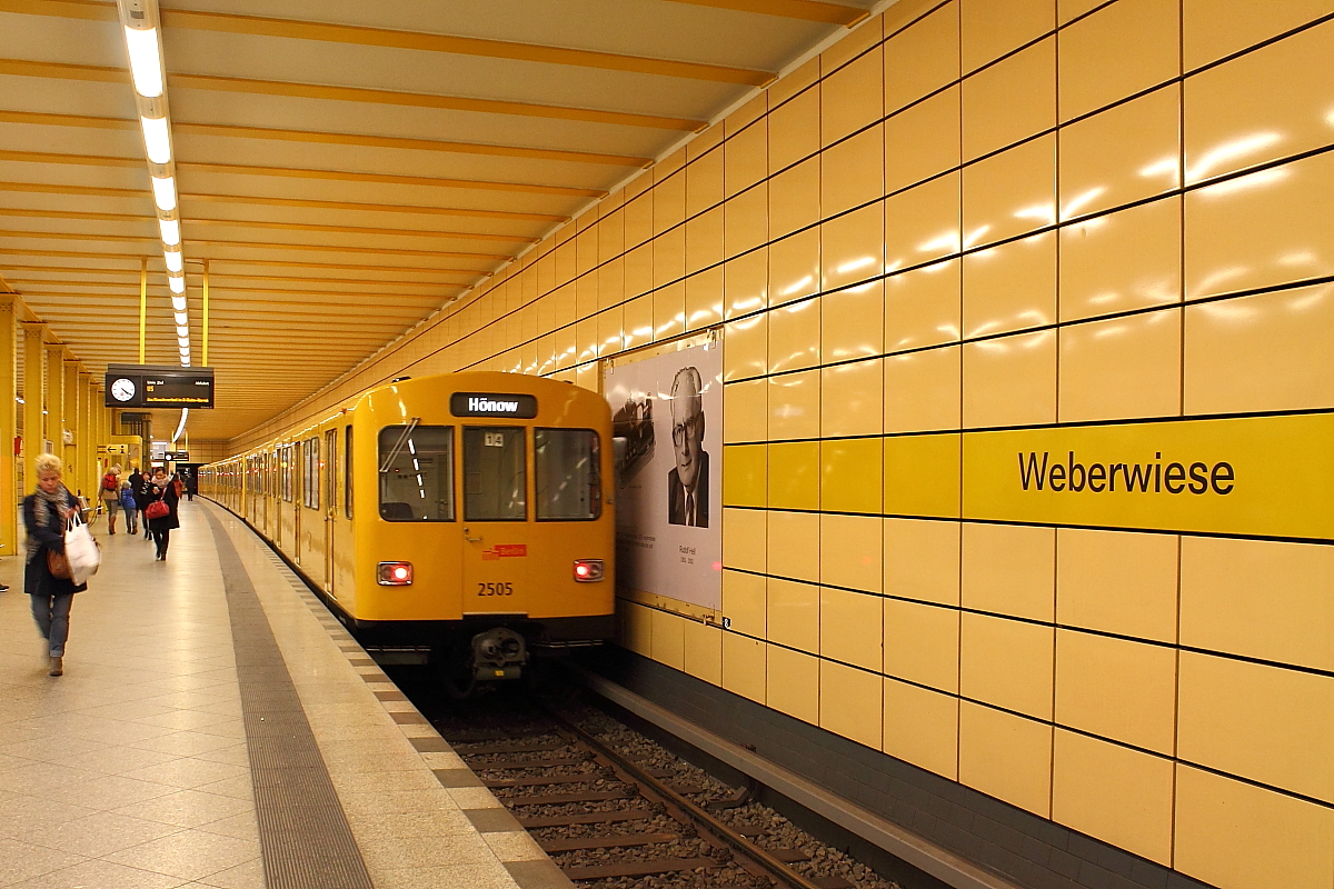 Die U-Bahnwagen 2504/2505 der Bauart F 74 auf der Linie U 5 von Alexanderplatz nach Hönow beim Halt am 10.02.2016 in der Station Weberwiese.
Die Wagen wurden 1974 bei Orenstein & Koppel gebaut und wurde im Jahre 2012 modernisiert.
