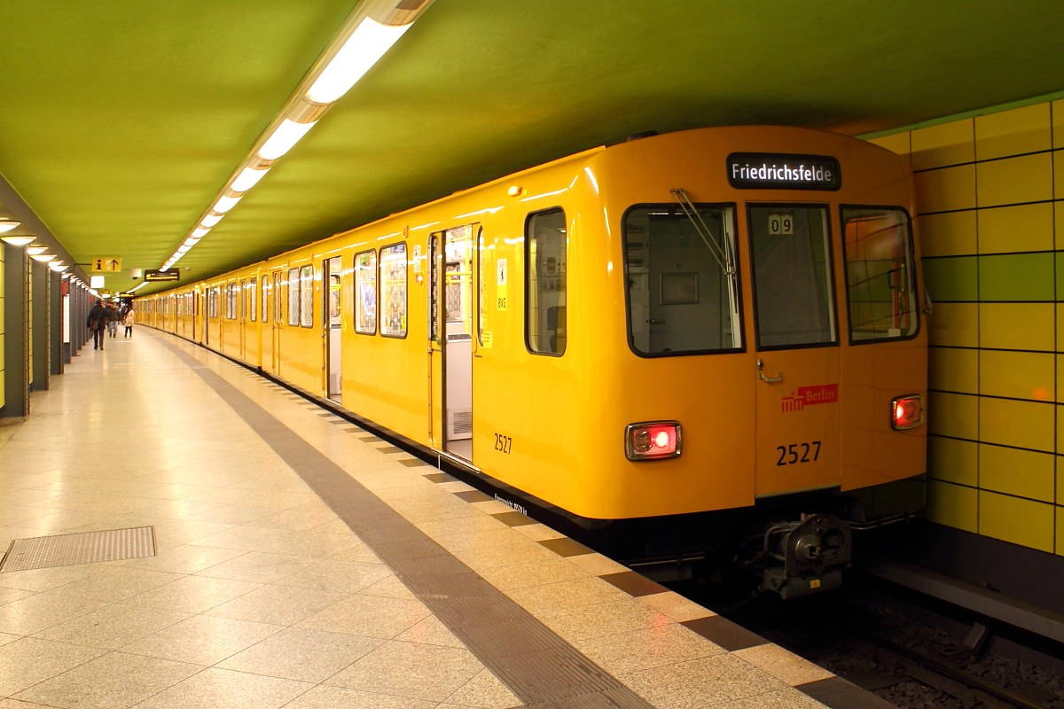 Die U-Bahnwagen 2526/2527 der Bauart F 74.1 auf der Linie U 5 von Alexanderplatz nach Friedrichsfelde beim Halt am 06.02.2016 in Lichtenberg.
Die Wagen wurden 1974 bei Orenstein & Koppel gebaut und im Jahre 2013 modernisiert.

