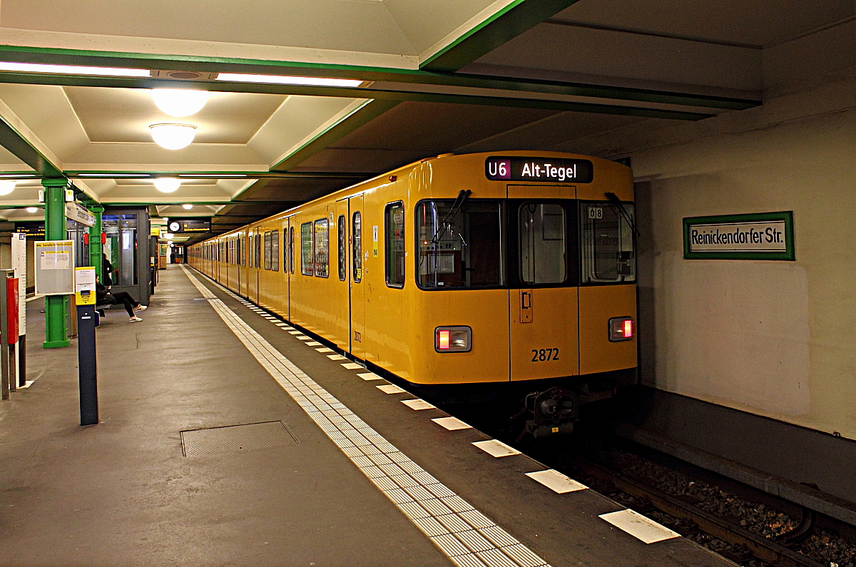 Die U-Bahnwagen 2872/2873 der Bauart F 90 auf der Linie U 6 von Alt-Mariendorf nach Alt-Tegel beim Halt am 28.02.2016 in der Station Reinickendorfer Straße.
Die Wagen wurden 1990 bei ABB gebaut.

