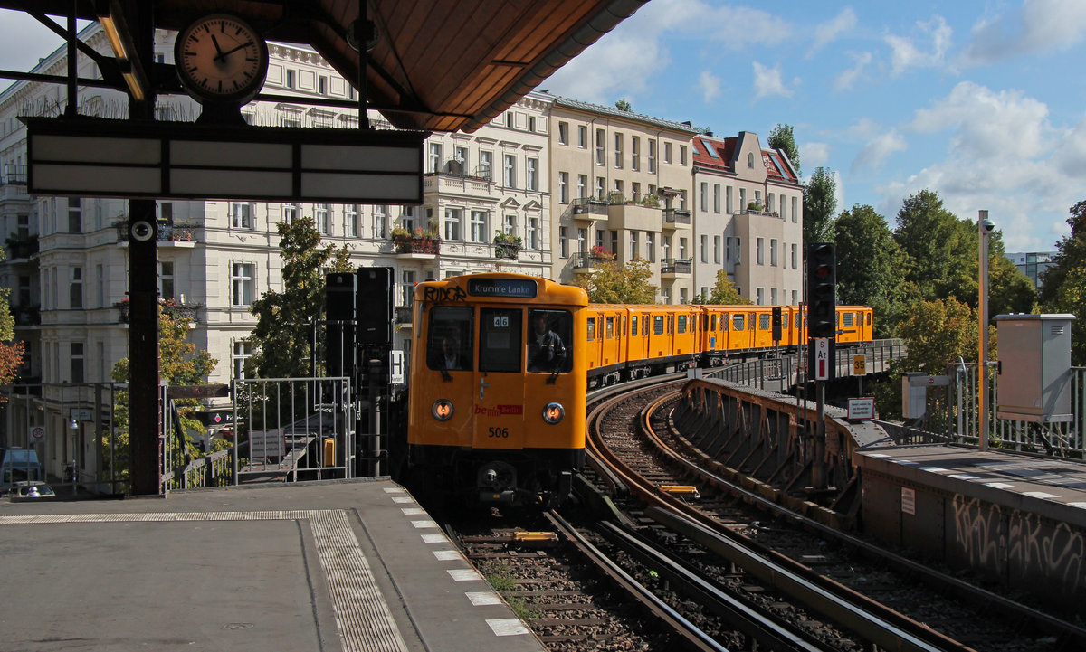 Die U3 (Warschauer Straße - Krumme Lanke) fährt am 19.09.2019 in die U-Bahn Station Schlesisches Tor ein.