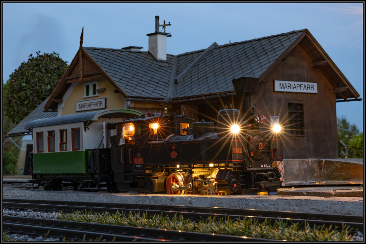 Die U43 mit einem kurzen ZUg vor dem Bahnhof Maria Pfarr auf der Anlage der GGB. 
15.August 2022