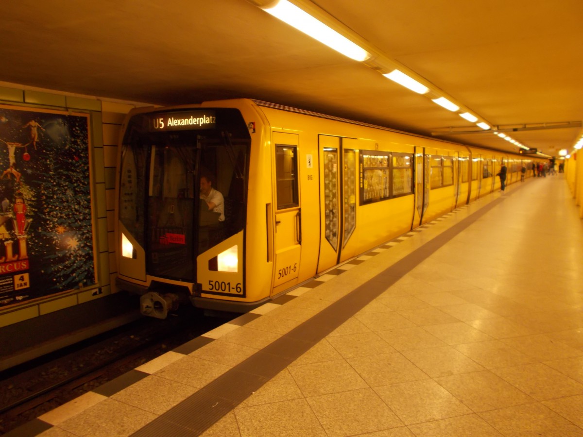 Die U5,gefahren von 5001-6 ist,am 05.Oktober 2014,in die U-Bahnstation Berlin Lichtenberg eingefahren.