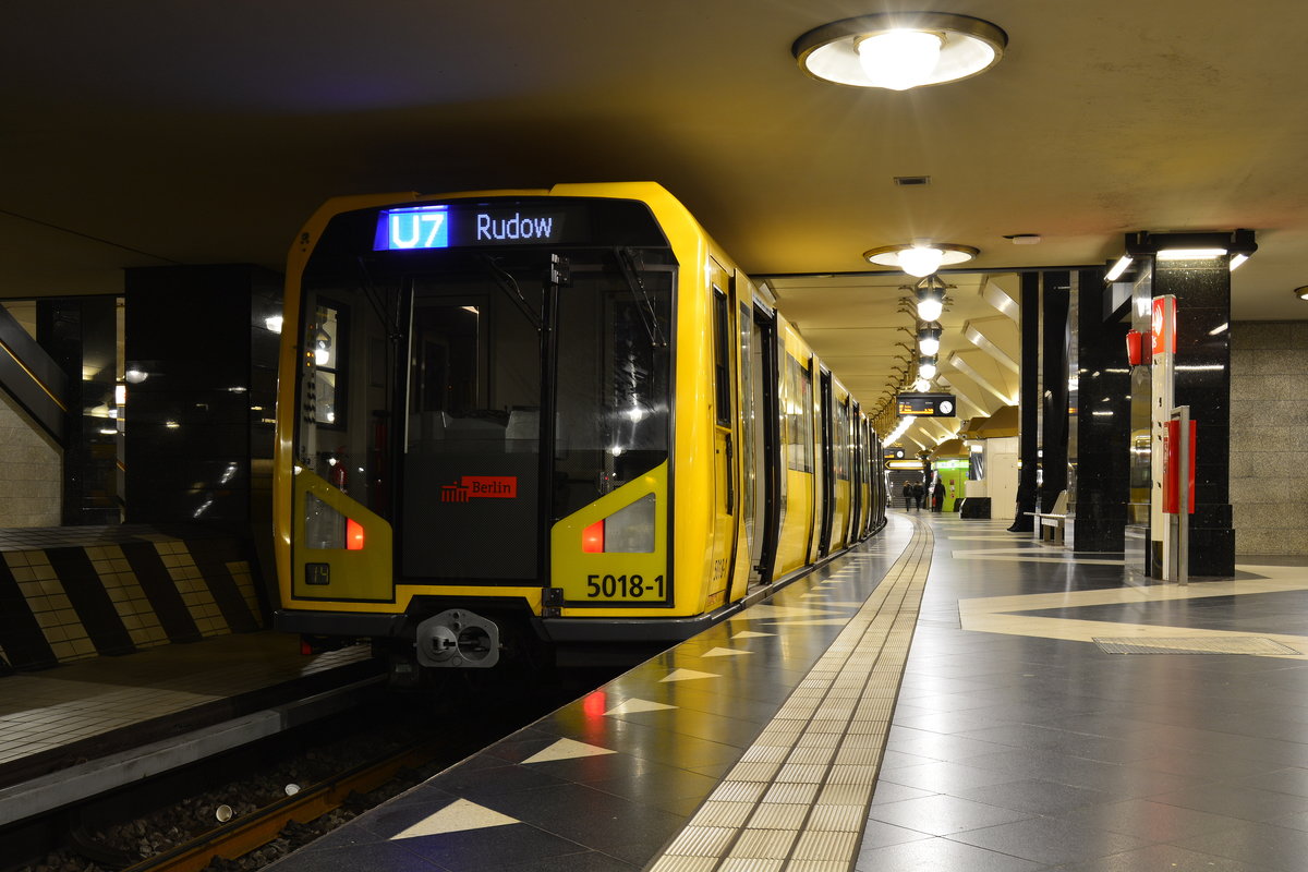 Die U7 bietet in Berlin viele sehendwerte und einzigartige Stationen. Beginn und Ende der Strecke ist die sehr edel eingerichtete Station Berlin Spandau Rathaus. Entworfen wurde die Station von Rainer G. Rümmler und wurde am 1.Oktober 1984 eröffnet und steht unter Denkmalschutz. Hier steht der Triebwagen 5018-1 der Baureihe H ,Baujahre von 1995 bis 2004 in Berlin Spandau Rathaus als U7 nach Rudow.

Berlin Spandau 03.01.2018