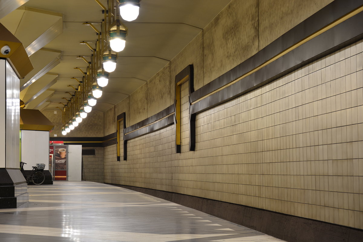 Die U7 bietet in Berlin viele sehendwerte und einzigartige Stationen. Beginn und Ende der Strecke ist die sehr edel eingerichtete Station Berlin Spandau Rathaus. Entworfen wurde die Station von Rainer G. Rümmler und wurde am 1.Oktober 1984 eröffnet und steht unter Denkmalschutz. Die beiden Außengleise wurden für die ursprüngliche Verlängerung der U2 gebaut.

Berlin Spandau Rathaus 03.01.2018