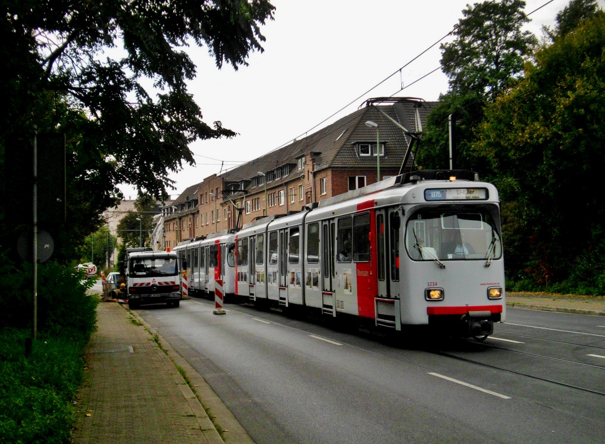 Die U75 nach Düsseldorf-Eller Vennhauser Allee an der Haltestelle Neuss Blücherstraße.(10.9.2014)
