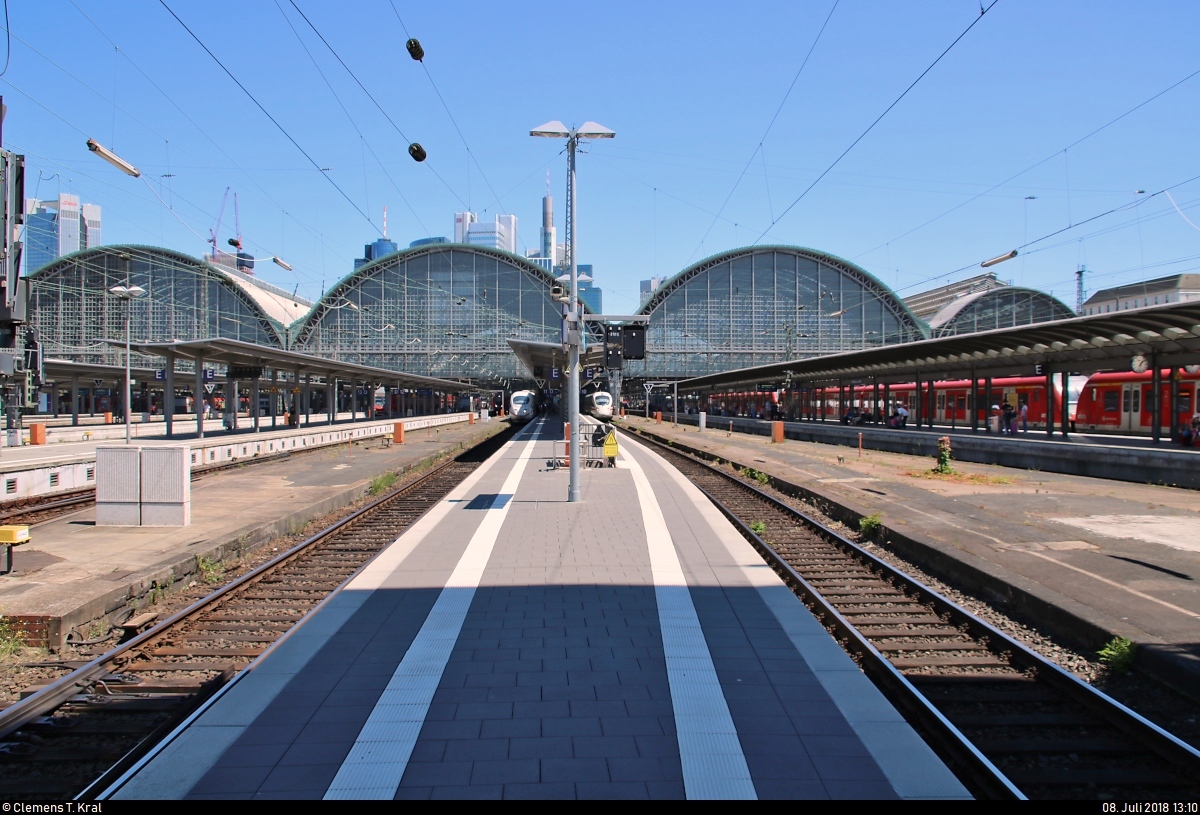 Die über die Bahnhofshalle ragenden Hochhäuser lassen uns erahnen, wo das Foto aufgenommen wurde...
Blick von Bahnsteig 10/11 auf das Areal von Frankfurt(Main)Hbf.
[8.7.2018 | 13:10 Uhr]