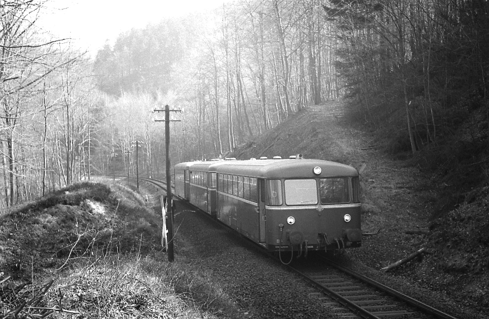 Die überaus bemerkenswerte und reizvolle Trassierung des Streckenstücks Hilchenbach-Lützel lässt sich am Besten anhand einer Karte und vom Führerstand eines Schienenbusses nachvollziehen. Im Frühjahr 1978 war wegen Überhitzung eines Motors ein  Abkühlhalt  zwischen Vormwald und Lützel erforderlich, den ich mit Zustimmung des Zugpersonals zu einer Aufnahme nutzte. Bei der  alten DB  sah man einiges doch etwas lockerer als heute ... ! 