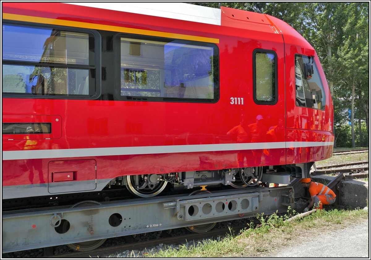 Die Übergangsschienen für den Ablad an der Kopframpe in Landquart Ried werden in Stellung gebracht. (27.06.2019)