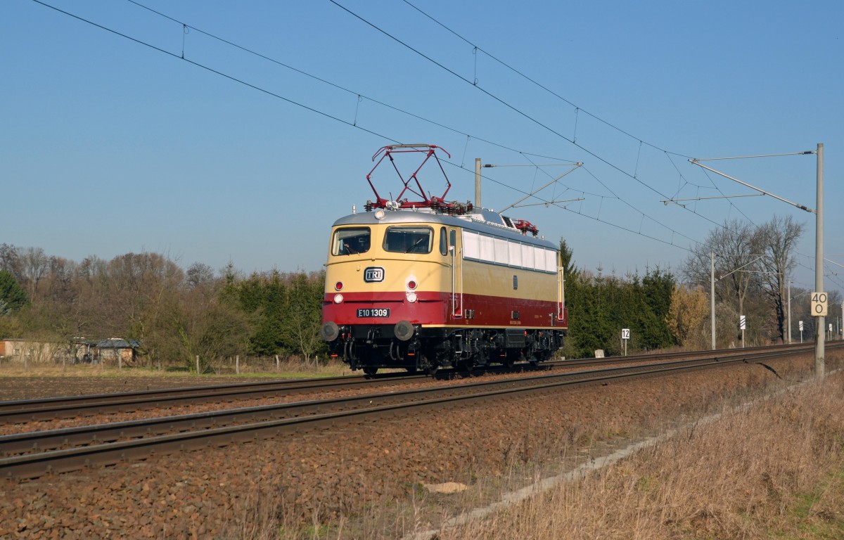 Die Überraschung des Tages! Am 13.02.16 rollt E 10 1309 wie aus dem Ei gepellt durch Jeßnitz Richtung Bitterfeld. Kurz vor der Auslieferung unternahm die Lok nochmal eine Probefahrt von Dessau nach Bitterfeld und zurück.