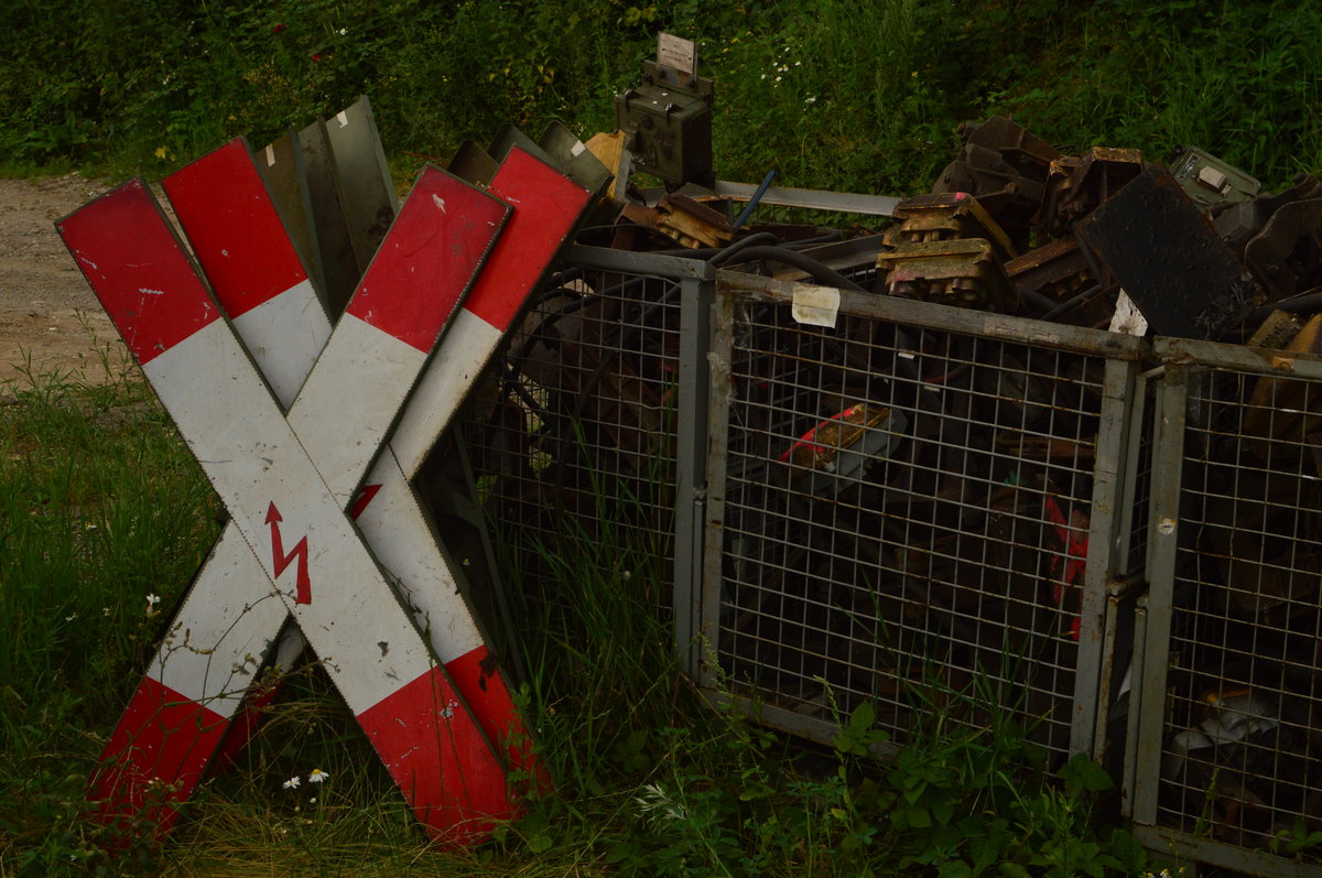 Die Überreste des alten Bahnübergang bei Tilmeshof an der Kbs 495 verpackt zum Abtransport. 13.7.2016