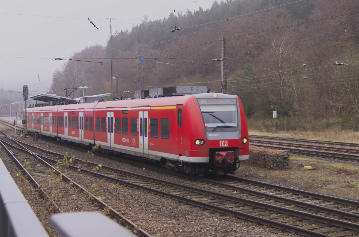 Die Uhr läuft ab und zwar für DB Regio auf der Rhein-Nahe Bahn. VLEXX fährt ja schon die Relation Saarbrücken - Mainz - Frankfurt, sowie die Regionalbahnen von Baumholder nach Kirn und Idar-Oberstein - Mainz. Am 09.01.2017 wurde verkündet, dass VLEXX das Los II des E-Netzes Saarland gewonnen hat. Somit gehen auch die Relationen Saarbrücken - St. Wendel und Saarbrücken - Neubrücke Nahe an VLEXX. 425 127 hat als RB Neubrücke Nahe - Saarbrücken HBF. gerade den Bahnhof Türkismühle verlassen. 15.12.2016 Bahnstrecke 3511 Bingerbrück - Saarbrücken
