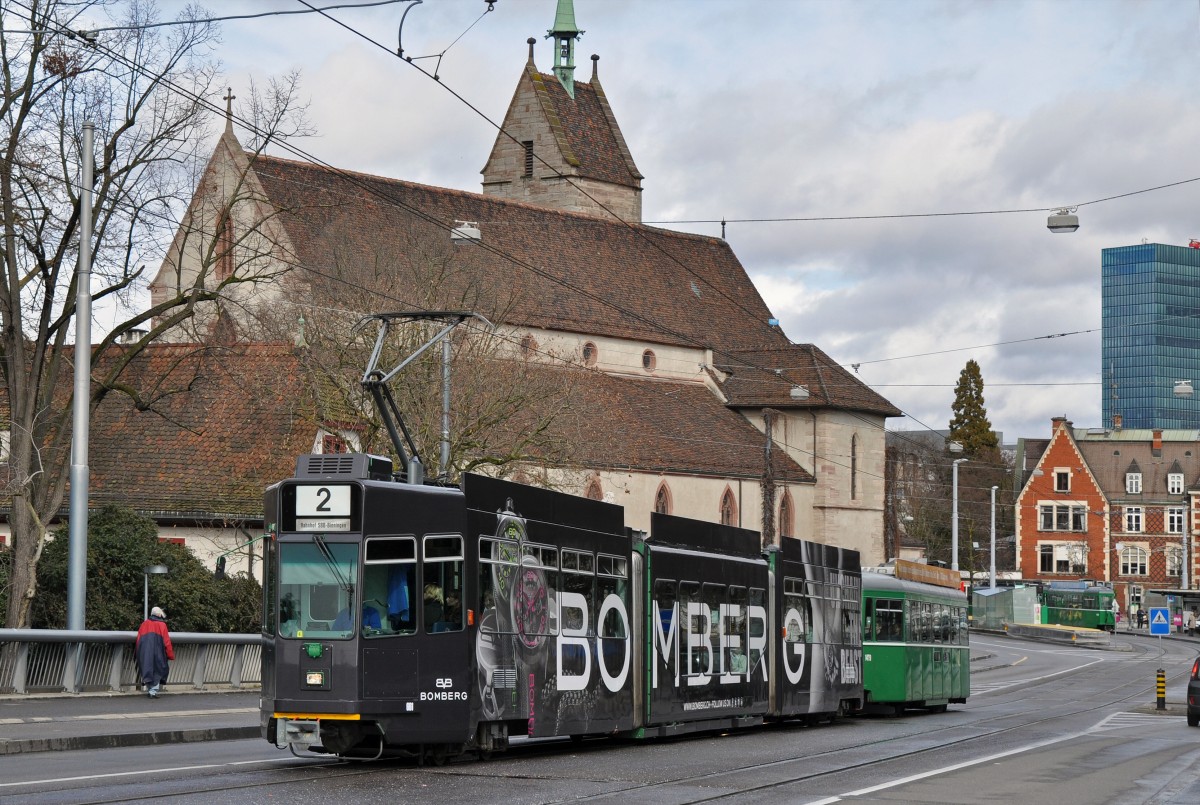 Die Uhren und Schmuckmesse Basel World 15 rollt an. Der Be 4/6 S 661 hat eine Werbung von Bomberg erhalten. Hier fährt der Wagen auf der Linie 2 Richtung Wettsteinbrücke. Die Aufnahme stammt vom 02.03.2015.