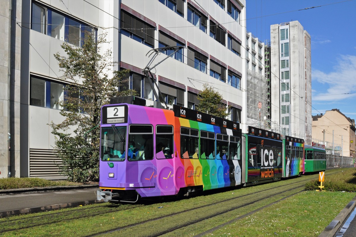 Die Uhren und Schmuckmesse Basel World 15 rollt an. Der Be 4/6 S 662 hat eine Werbung für ICE Uhren erhalten. Hier fährt der Wagen auf der Linie 2 Richtung Haltestelle Gewerbeschule. Die Aufnahme stammt vom 02.03.2015.