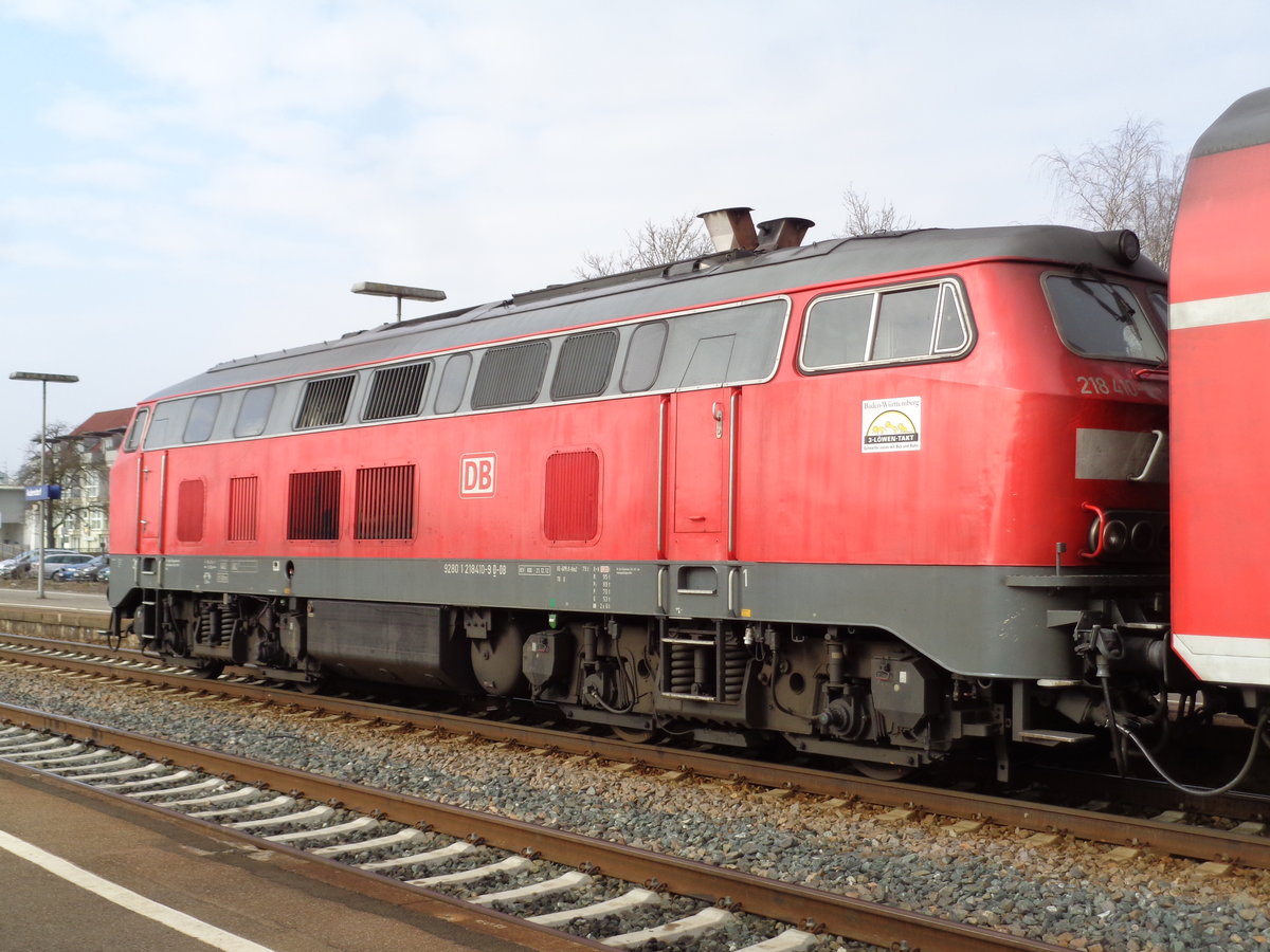 Die Ulmer 218 410 steht am Mittwoch, ‎23. ‎März ‎2016 abfahr bereit in Aulendorf