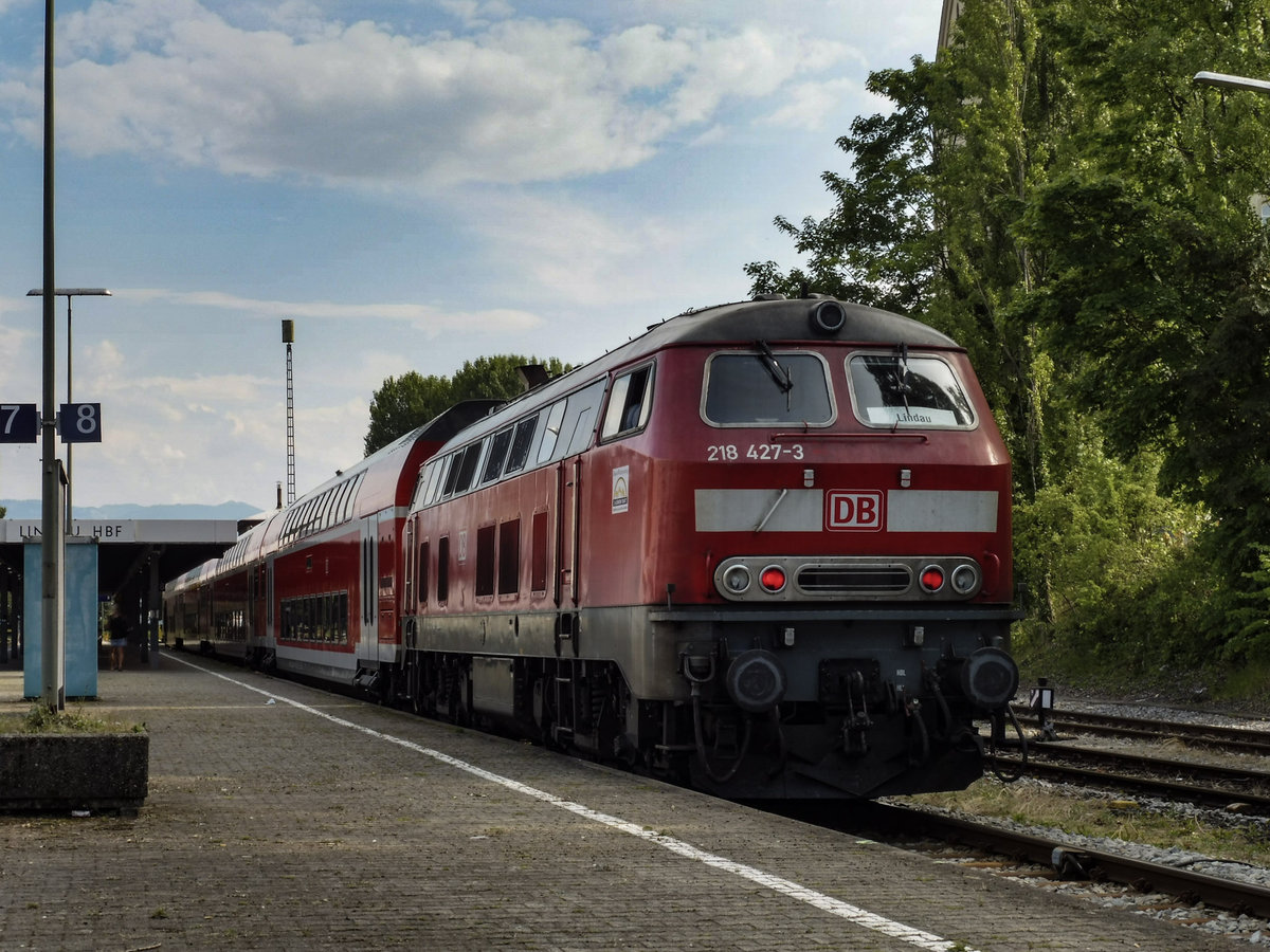 Die Ulmer 218 427 mit einem TB11 Motor mit einem IRE aus Stuttgart Hbf in Lindau Hbf. Juni 2017