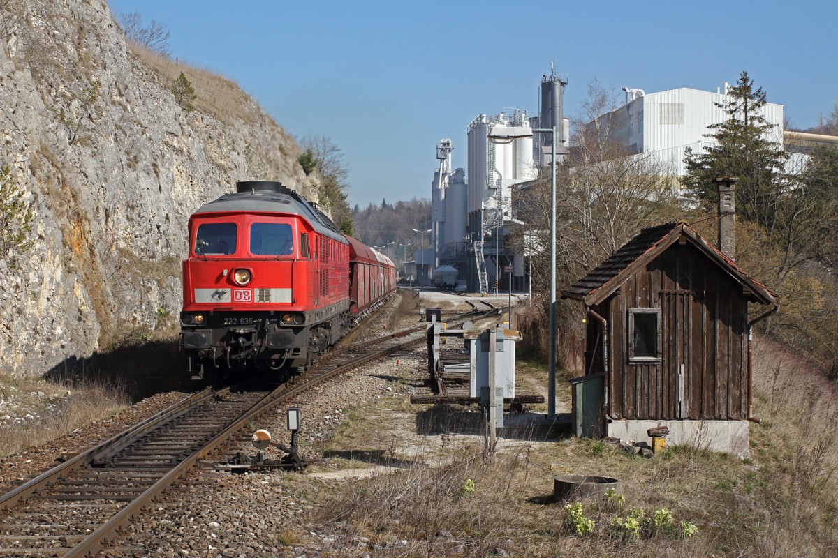 Die Ulmer 232 635-3 wurde am 13.03.14 neben der Fa. Eduard Merkle GmbH & Co. KG mit einem leeren Kalkzug von Ulm kommend nach Blaubeuren fotografiert. Anschließend schob sie von letztgenanntem Bahnhof diesen Zug für die Kalkbeladung dahin zurück.