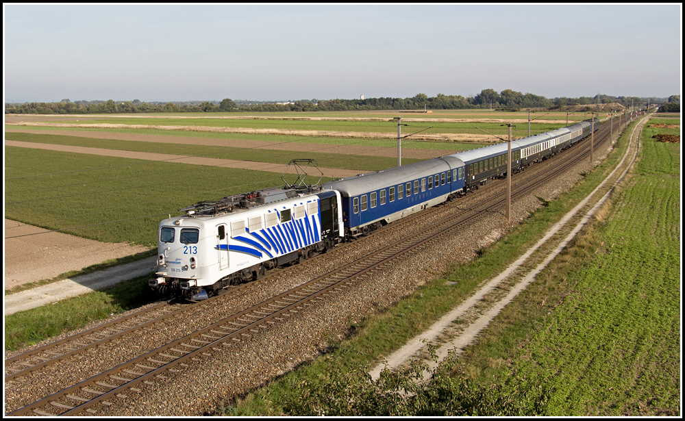 Die Ulmer Eisenbahnfreunde sind dieser Tage mit Dampflok 01 1066 auf Tour durch sterreich. Im Streckenabschnitt St. Plten - Semmering - Selzthal bernimmt jedoch Lokomotion 139 213 die Fhrung des Zuges. Hier ist der SE 17695 am 05.10.0213 um 09:39 Uhr kurz nach Wampersdorf zu sehen.